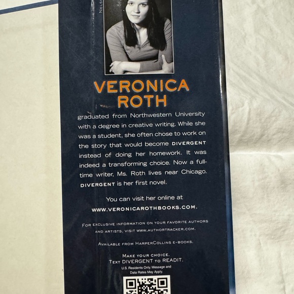 Hardcover Book: Divergent by Veronica Roth - Picture 5 of 6